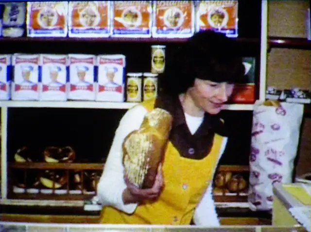 In der Bäckerei: Sieglinde Haas beim Brotverkauf | Foto: Eigene Aufnahme