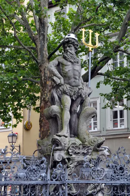 Gabelmann Brunnen am Grünen Markt. Der barocke Brunnen mit dem römischen Meeresgott Neptun entstand 1566 als fahnentragender Brunnen. Auch zuvor war hier schon ein Brunnen. Die Figur des Neptuns, umgangsprachlich Gabelmann, entstand im Jahr 1698. | Foto: Daniela Somers