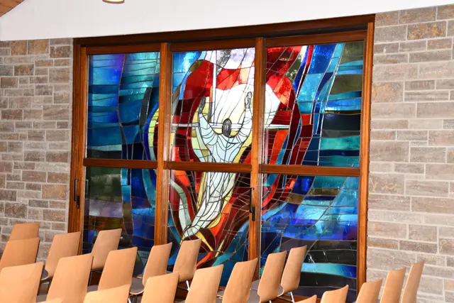 Kunstfenster von Josef de Ponte an der Südseite der Aussegnungshalle | Foto: Jutta Koster