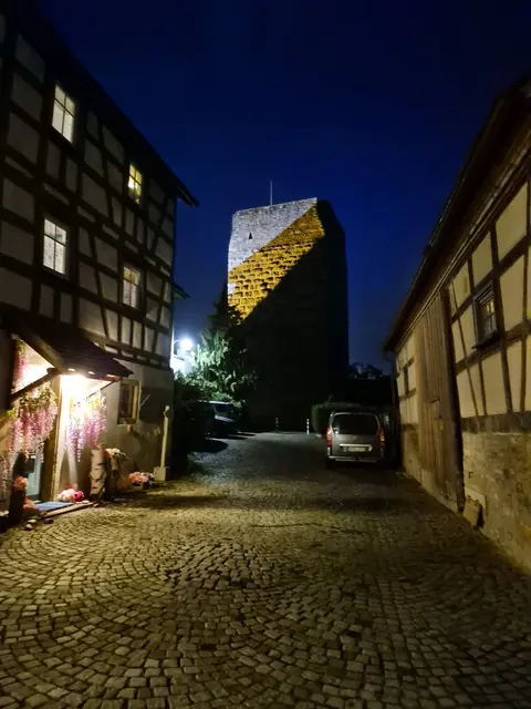 Der Rote Turm - ungewöhnlich beleuchtet.  | Foto: sigischlottke