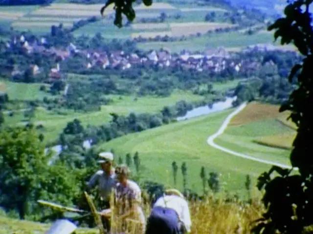 Landwirte bei der Feldarbeit, das 'Kocherknie' ist für 'Eingeweihte' anhand des Baumbestandes zu erkennen  | Foto: Eigene Aufnahme