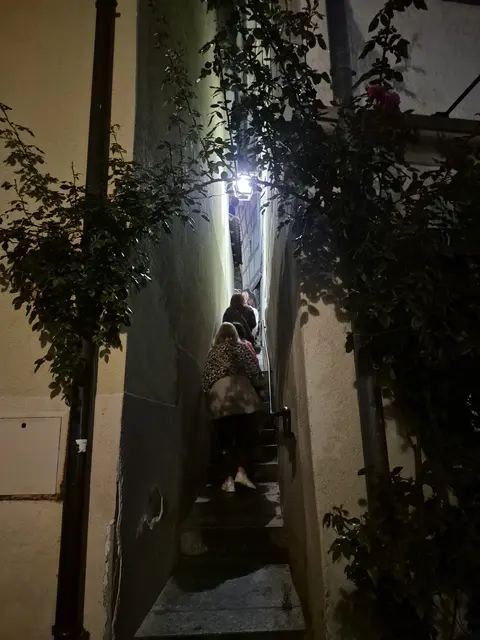 Durch schmalste Gassen führt der Weg des Nachtwächters.  | Foto: sigischlottke