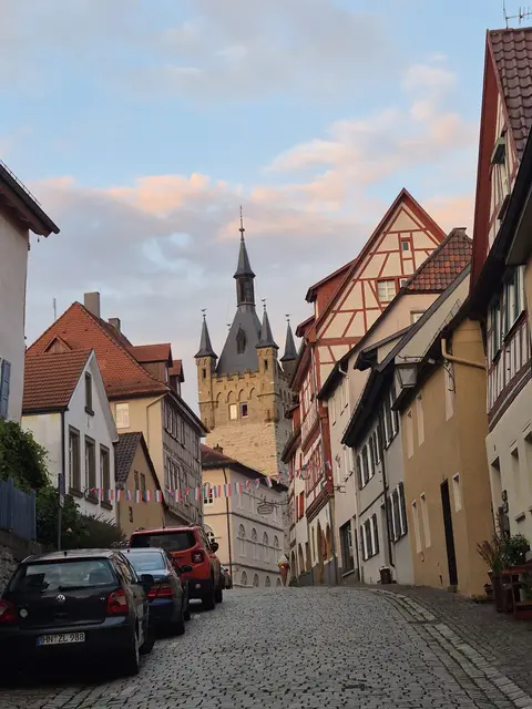 Ganz langsam verabschiedet sich der Tag.  Der Blaue Turm ist zu jeder Tageszeit ein Hingucker.  | Foto: sigischlottke