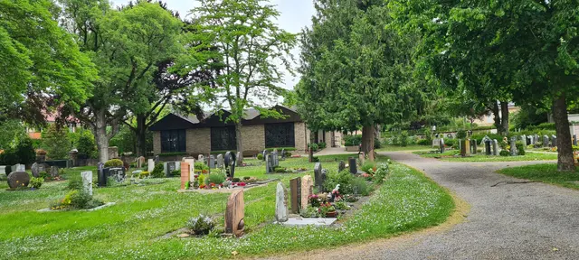 Blick zur Aussegnungshalle | Foto: Hilde Mayer