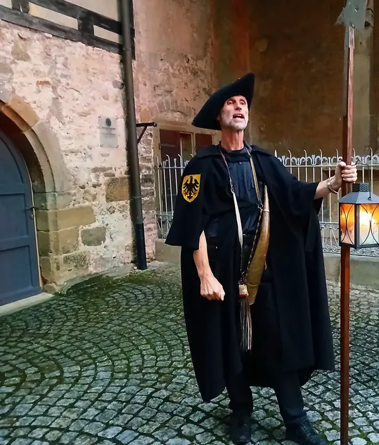 Der Nachtwächter erzählt uns Geschichten aus früheren Zeiten.  | Foto: sigischlottke