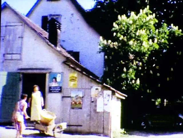 Gemeindewaschhaus, dahinter die Gaststätte Harmonie | Foto: Eigene Aufnahme