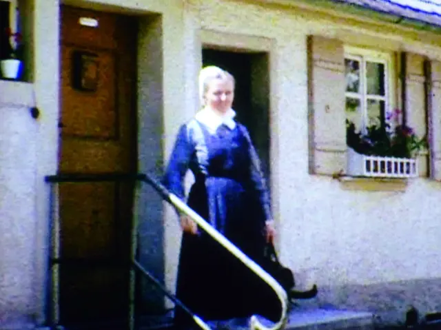 Eine der beiden Gemeindeschwestern auf dem Weg zu ihrem Dienst. Sie war bekannt dafür, dass sie mit Schmackes aus der angebauten Garage rausfuhr 😀 | Foto: Eigene Aufnahme