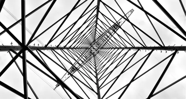 Strommast von innen nach oben fotografiert. | Foto: JuKo