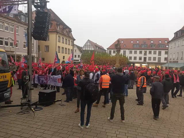 Solidarität, wie hier in der Metall-Tarifrunde, ist jetzt zwischen Stammbelegschaft und Leiharbeitern gefragt. (Bild: Streik-Kundgebung von Metallern auf dem Marktplatz Neckarsulm, November 2024)  | Foto: MLPD