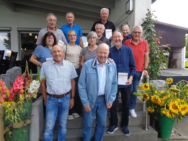 Die geehrten Sportabzeichen-Absolventen mit vielen Wiederholungen mit dem Sportabzeichen-Referenten Erich Kraut (vorne in der Mitte)  | Foto: Alfred Kulka