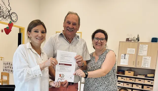 Foto: Madeline Grund (re) und Katherine Staiger (li) freuen sich über das Caruso-Zertifikat für den Kiga Massenbachhausen