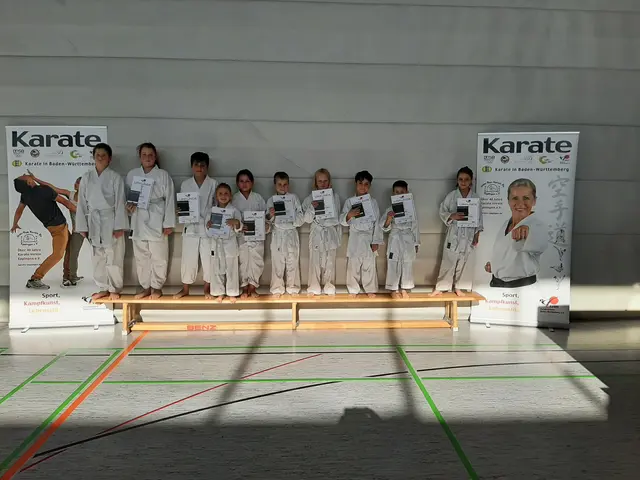 Nach ihrer ersten Gürtelprüfung freuen sich die erfolgreichen Prüflinge über ihren weißen Gürtel. | Foto: Karateverein Eppingen