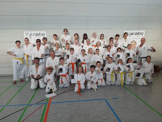 Gürtelprüfung beim Karateverein Eppingen: Prüfer Matthias Schäfer (ganz rechts) und die stolz und erleichtert jubelnden Prüflinge | Foto: Karateverein Eppingen