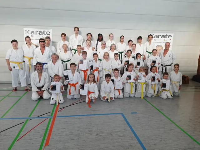 Gürtelprüfung beim Karateverein Eppingen – Prüfer Matthias Schäfer (ganz rechts) und die erleichterten Prüflinge
 | Foto: Karateverein Eppingen