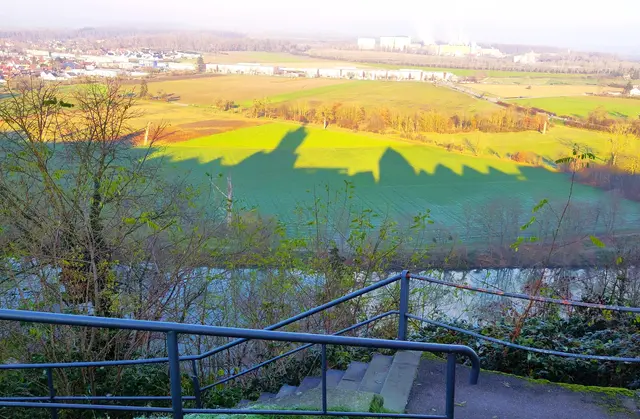 Der blaue Turm wirft seinen Schatten weit übers Land | Foto: Konrad Schomerus
