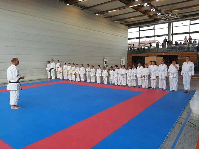 Prüfer Matthias Schäfer gibt der ersten Gruppe der Prüflinge die letzten Anweisungen | Foto: Karateverein Eppingen