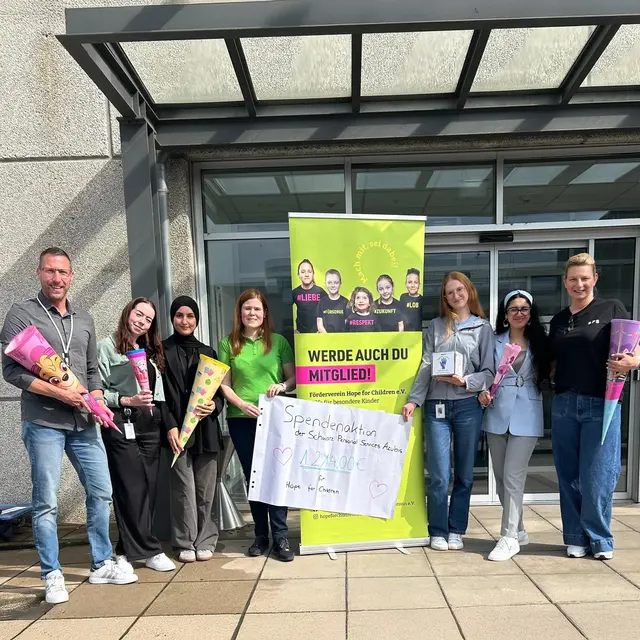 Spendenübergabe nach dem erfolgreichen Spenden Cafe mit den Hope for Children Vortsandsmitgleidern Nadine Miene und Stefan Schmidt | Foto: Hope for Children e.V.