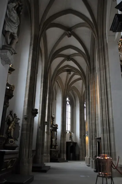 Erster Blick in die Kirche. Hier sieht man das Seitenschiff der dreischiffigen Kirche. | Foto: Daniela Somers