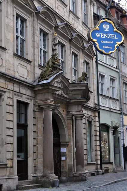 Haus zur Grünen Linde. Das sogenannte Bibrahaus. Es war das Stadthaus der von Bibra mit figurenbesetzem Säulenportal. Von 1716.  | Foto: Daniela Somers