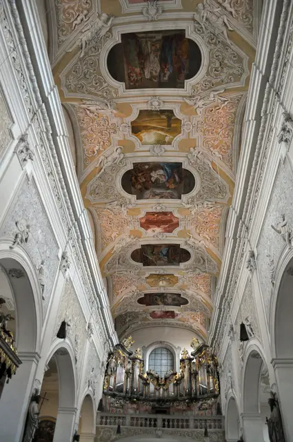 Deckengemälde im Langhaus mit Blick auf die Orgel. | Foto: Daniela Somers