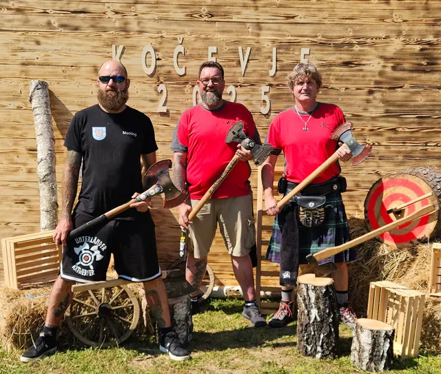 von links: Heiko Gross (Unterländer Axtwerfer), Andreas Rettig und Ralf Rücker (Neckarwölfe)  | Foto: Neckarwölfe e.V.