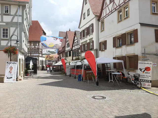 Blick in die Altstadt mit der bunt geschmückten Cocktailbar des Karatevereins Eppingen | Foto: Karateverein Eppingen
