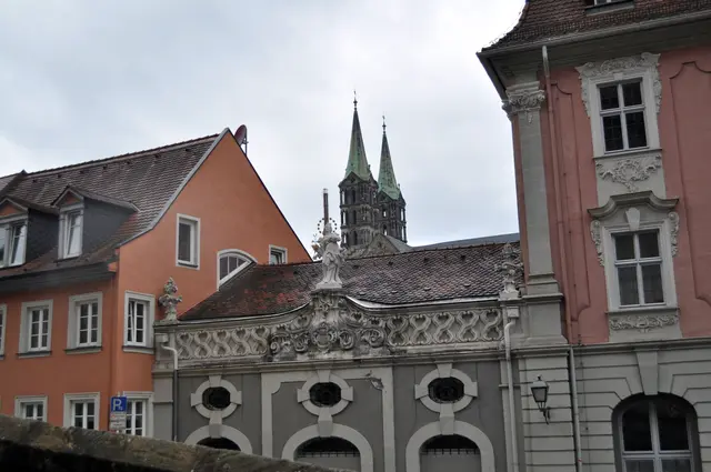 Hinter dem "Neuen Erbracher Hof" sieht man die Spitzen des Doms. | Foto: Daniela Somers