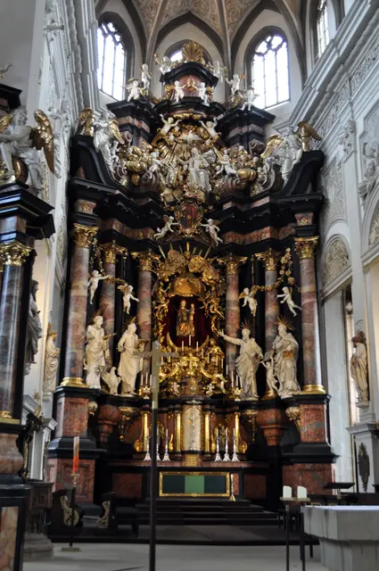 Mittelpunkt des Hochaltars ist das aus Nussbaum geschnitzte Bildnis Marias mit Kind. Darüber thront Gottvater mit einer Taube über sich. Sie verkörpert das Sinnbild des Heiligen Geistes. | Foto: Daniela Somers