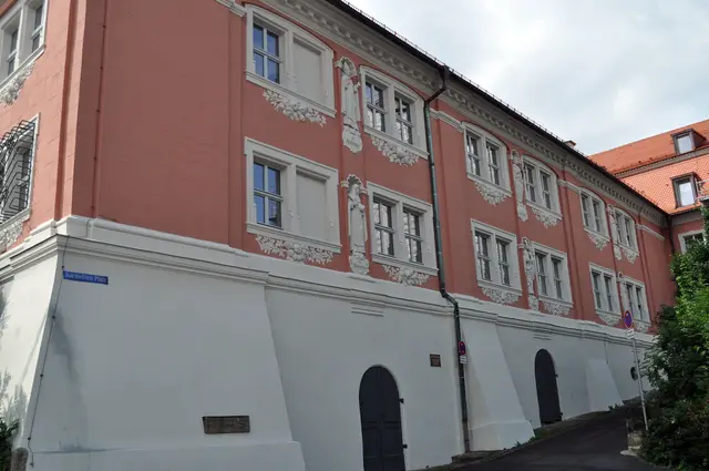 Unser Weg führte uns weiter am ehemaligen Karmelitenkloster vorbei. Erst kürzlich wurde es aufwendig restauriert und saniert. Heute sind dort Wohnungen. Es nennt sich Klosterkarree. | Foto: Daniela Somers