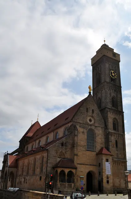 Die "Obere Pfarre von der Westseite. Rechts sieht man einen Ölberg. | Foto: Daniela Somers