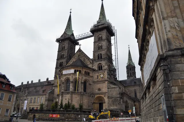 Der Dom. Davor wird kräftig gebaut. Und kaum waren wir hier, ging der Regen los. | Foto: Daniela Somers