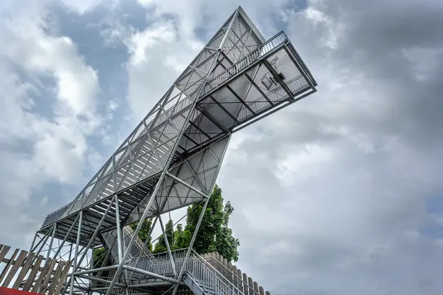 Der 10 Meter hohen Turm ermöglicht einen weiten Blick auf Öhringen sowie auf die Ortschaften  Zweiflingen und Pfedelbach-Gleichen. | Foto: Rüdiger Reingräber