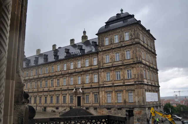 Blick vom Domeingang zur Neuen Residenz. | Foto: Daniela Somers