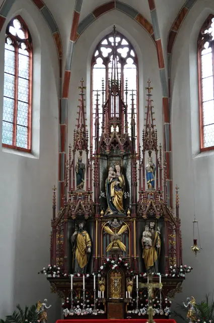 Hochaltar. In der Mitte die Madonna mit Kind, die hier nürnbergisch beeinflusst dargestellt wird. Daneben stehen die Bamberger Bistumsheiligen St. Heinrich und St. Kunigunde. Darunter St. Jakobus und Hl. Josef. | Foto: Daniela Somers