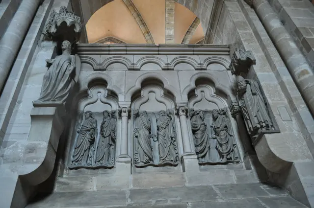 Nördliche Ostchorschranke. Links sieht man den "Lachenden Engel". Rechts steht der Hl. Dionysius. | Foto: Daniela Somers