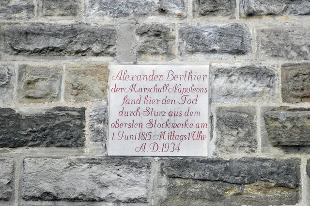 Gedenktafel an der Mauer der Neuen Residenz. Es wurde nie geklärt ob es Mord oder Selbstmord war. | Foto: Daniela Somers