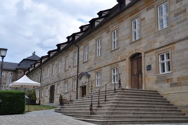 Das Verwaltungsgebäude ist nicht von den Sanierungsmaßnahmen betroffen. Oder wurde schon saniert. | Foto: Daniela Somers