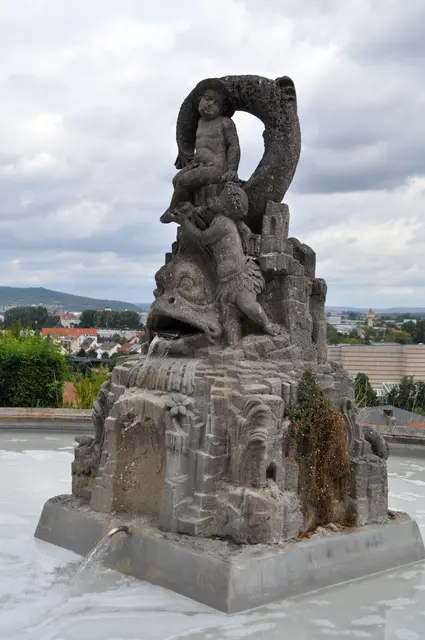 Der Delphinbrunnen. Er steht am unteren Abtsgarten. Zwischen auf dem Weg zwischen dem nordöstlichen Pavillon und dem südöstlichen Pavillon. | Foto: Daniela Somers