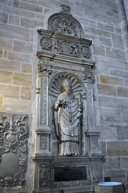 Epitaph Georg Fuchs von Rügheim. Eines der prächtigen Epitaphe die im Dom zu sehen sind. | Foto: Daniela Somers