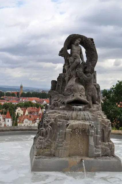 Delphinbrunnen. Im Michaelsberger Wald liegt die Quelle einer Wasserleitung aus dem 12. Jahrhundert. Ursprünglich aus durchbohrten Baumstämmen, später aus Ziegelröhren und dann aus Bleiröhren. Erneuert wurden die Leitungen dann zwischen 1970 und 1980. Sie versorgen noch heute den Delphinbrunnen. | Foto: Daniela Somers