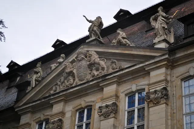 Links neben dem Dom steht das Kapitelhaus. Hier ist das Diözesanmuseum von Bamberg.  | Foto: Daniela Somers