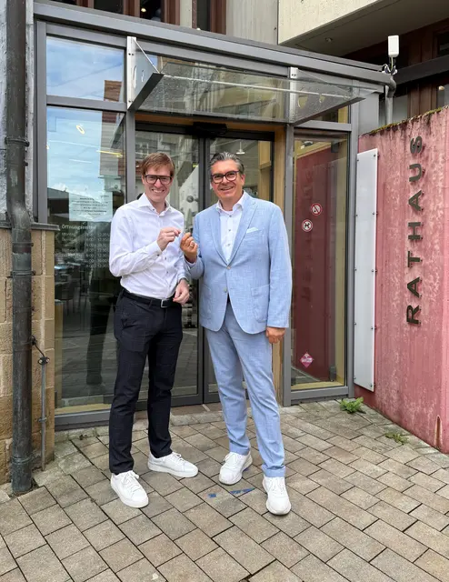 Ehemaliger Bürgermeister Markus Kleemann (rechts) überreicht den Rathausschlüssel an seinen Stellvertreter Michael Meder. | Foto: Gemeinde Oberstenfeld 