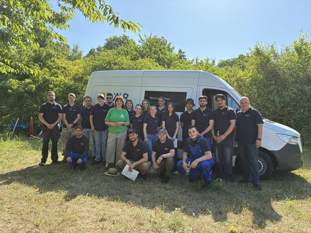 Das Team am Morgen, noch voller Elan - was sich trotz 35 Grad im Schatten am Projekttag bis in den Abend hinein nicht ändern sollte. Respekt vor dieser starken Haltung! | Foto: Anja Müller/BÄR