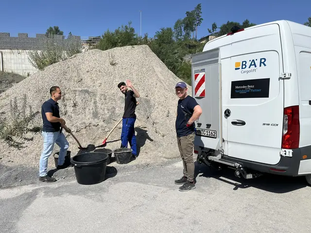 Sand holen beim Steinbruch! Schweißtreibende Arbeit bei 35 Grad Hitze. | Foto: Andrea Hohlweck/BUND