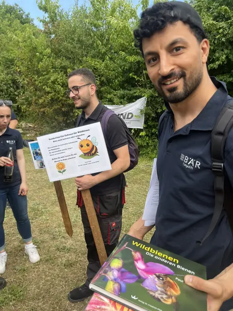 Über die Wildbienen informierte sich das "Wissen"-Team der Azubi-Truppe und gestaltete nicht nur die Schilder fürs Beet, sondern auch eine Powerpoint-Präsentation über die erdnistenden Wildbienen. | Foto: Andrea Hohlweck/BUND