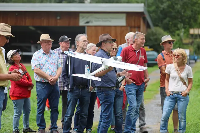 Lutz Stahl zeigt den Schulungsflieger des Vereins, mit dem Neulinge das Fliegenlassen von Motorfliegern üben. Alle sind mit Elektromotoren ausgestattet.  | Foto: Ralf Seidel