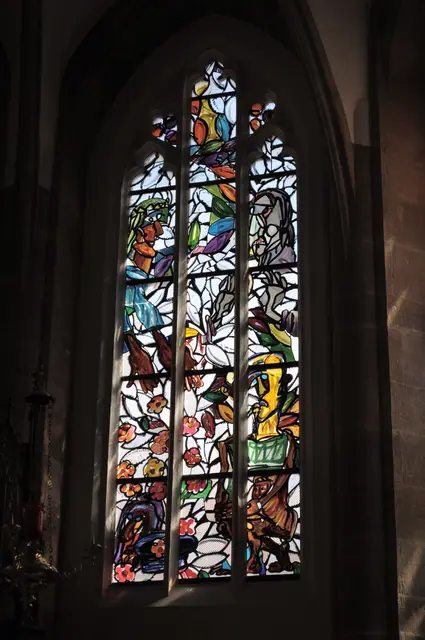 Das Kirchenfenster mit dem Titel: Alte Frau. Almosen geben. | Foto: Daniela Somers
