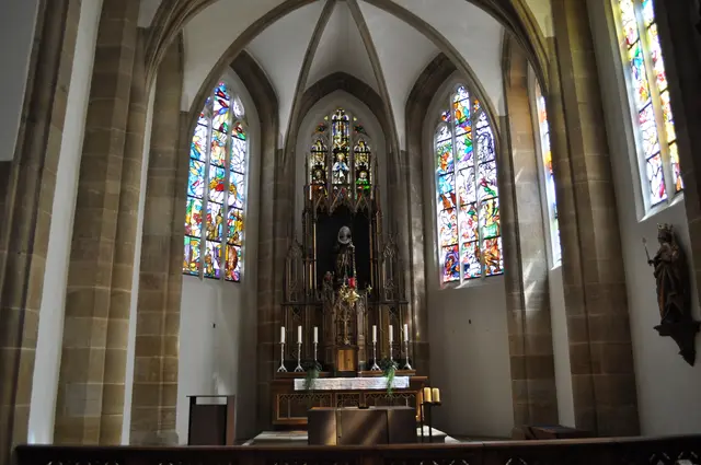 Blick auf den Altar und die farbenprächtigen Fenster. | Foto: Daniela Somers