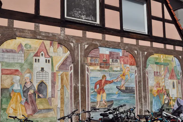 Und diese schöne Malerei auf einem alten Fachwerkhaus ist auch neben der Kirche zu sehen. | Foto: Daniela Somers