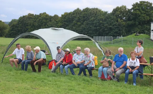 Ausruhen neben der 700 Meter langen Start- und Landebahn.  | Foto: Ralf Seidel